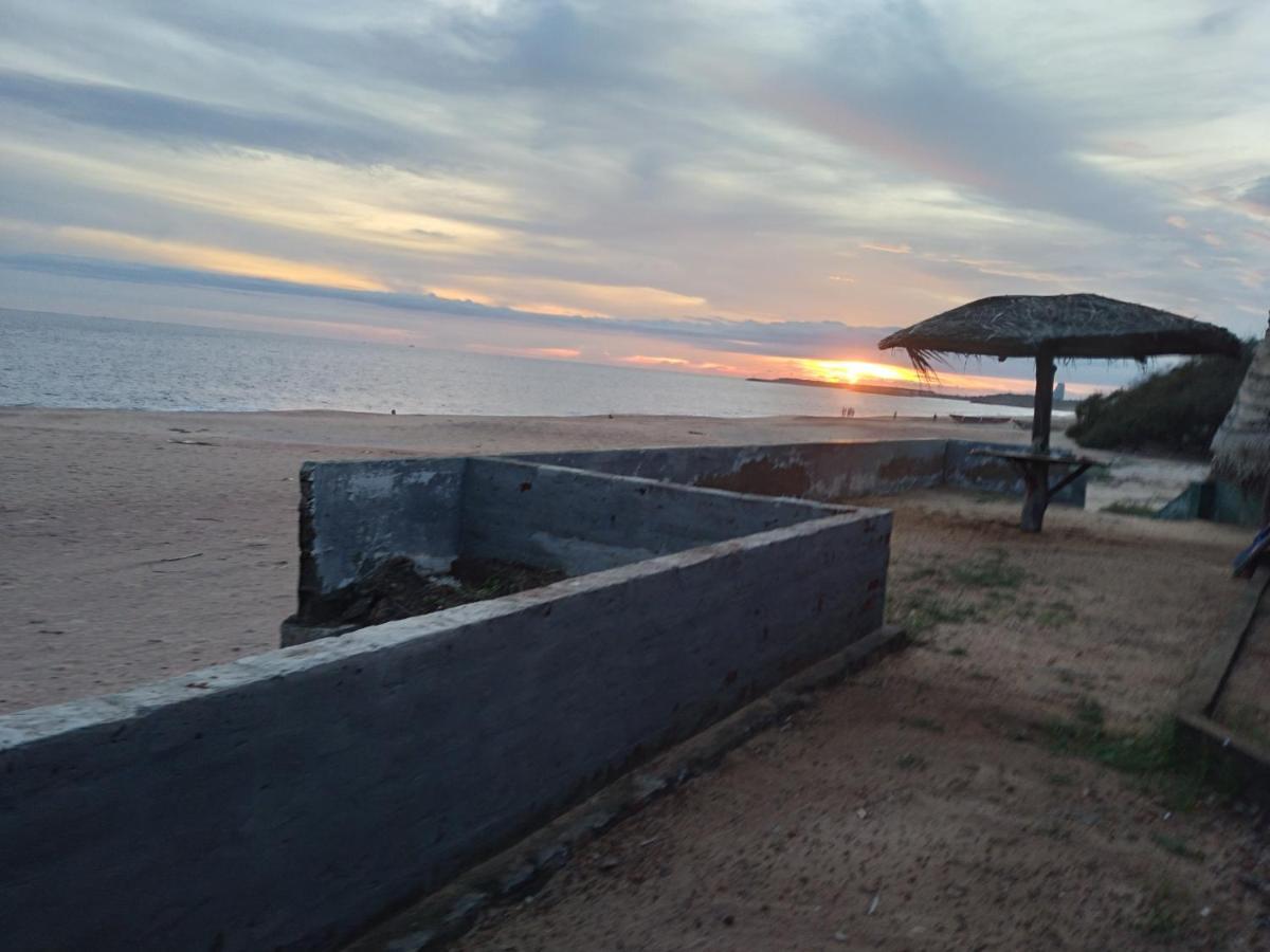 Happy Beach Guest House ฮัมบานโตตา ภายนอก รูปภาพ