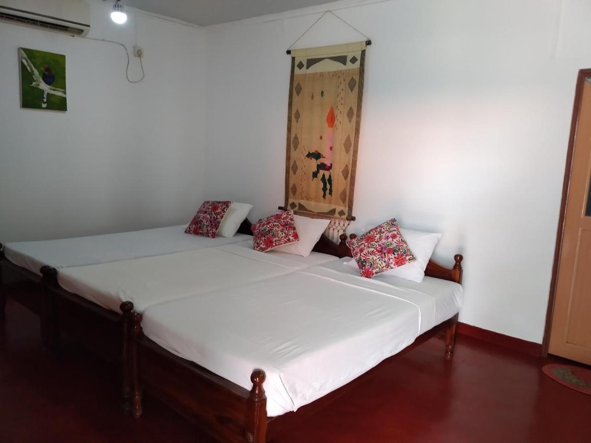 Happy Beach Guest House ฮัมบานโตตา ภายนอก รูปภาพ