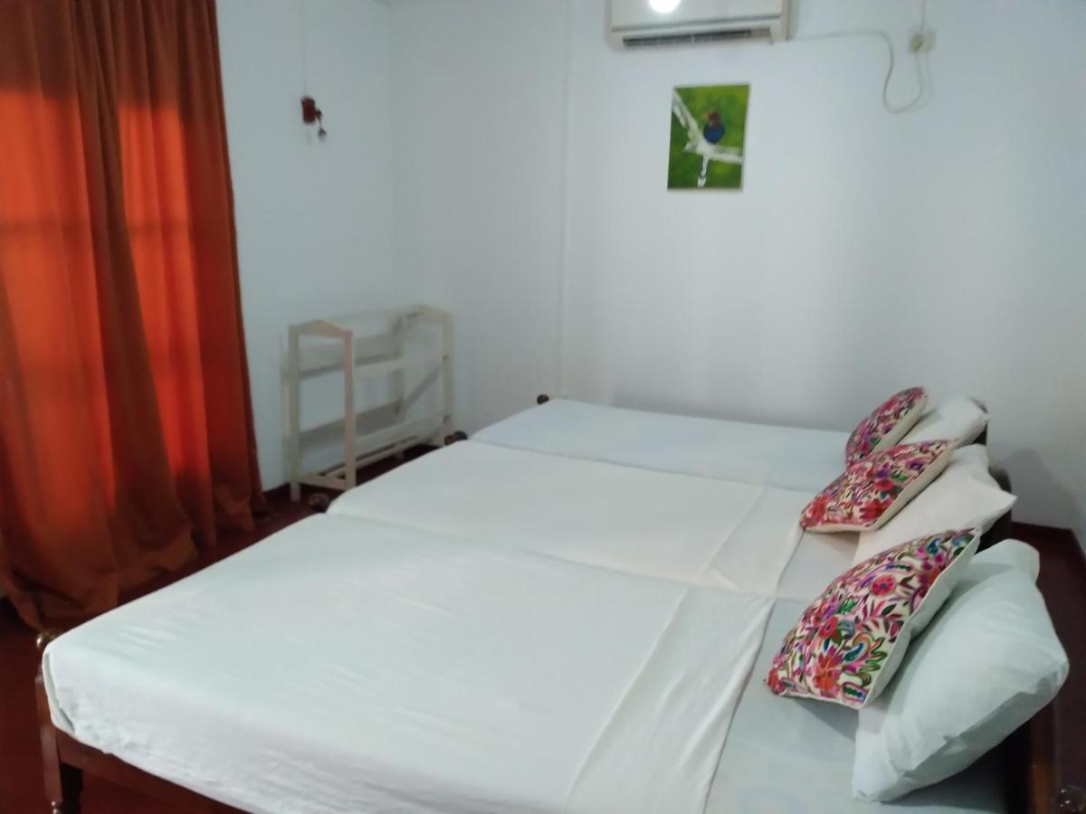 Happy Beach Guest House ฮัมบานโตตา ภายนอก รูปภาพ