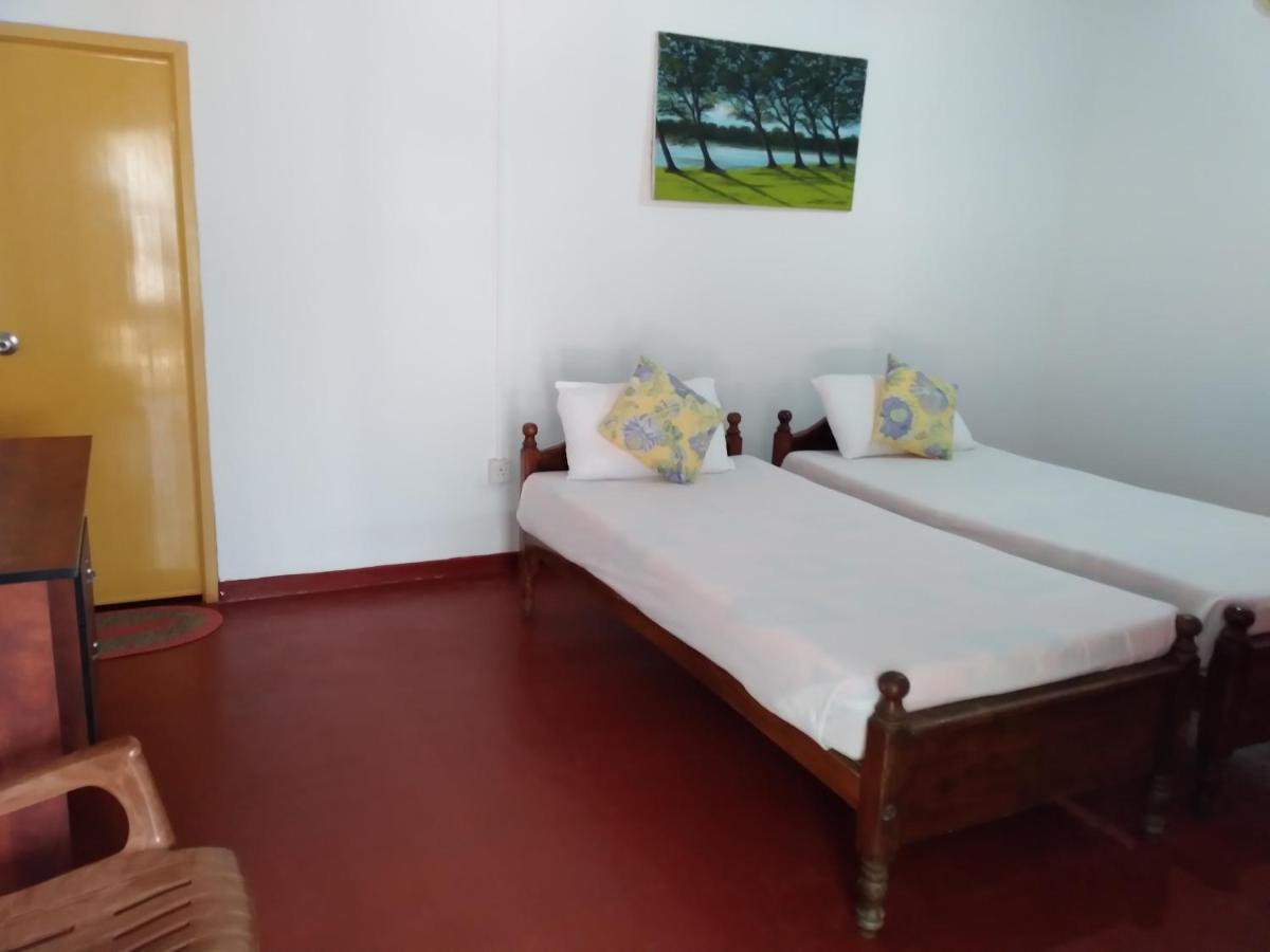 Happy Beach Guest House ฮัมบานโตตา ภายนอก รูปภาพ