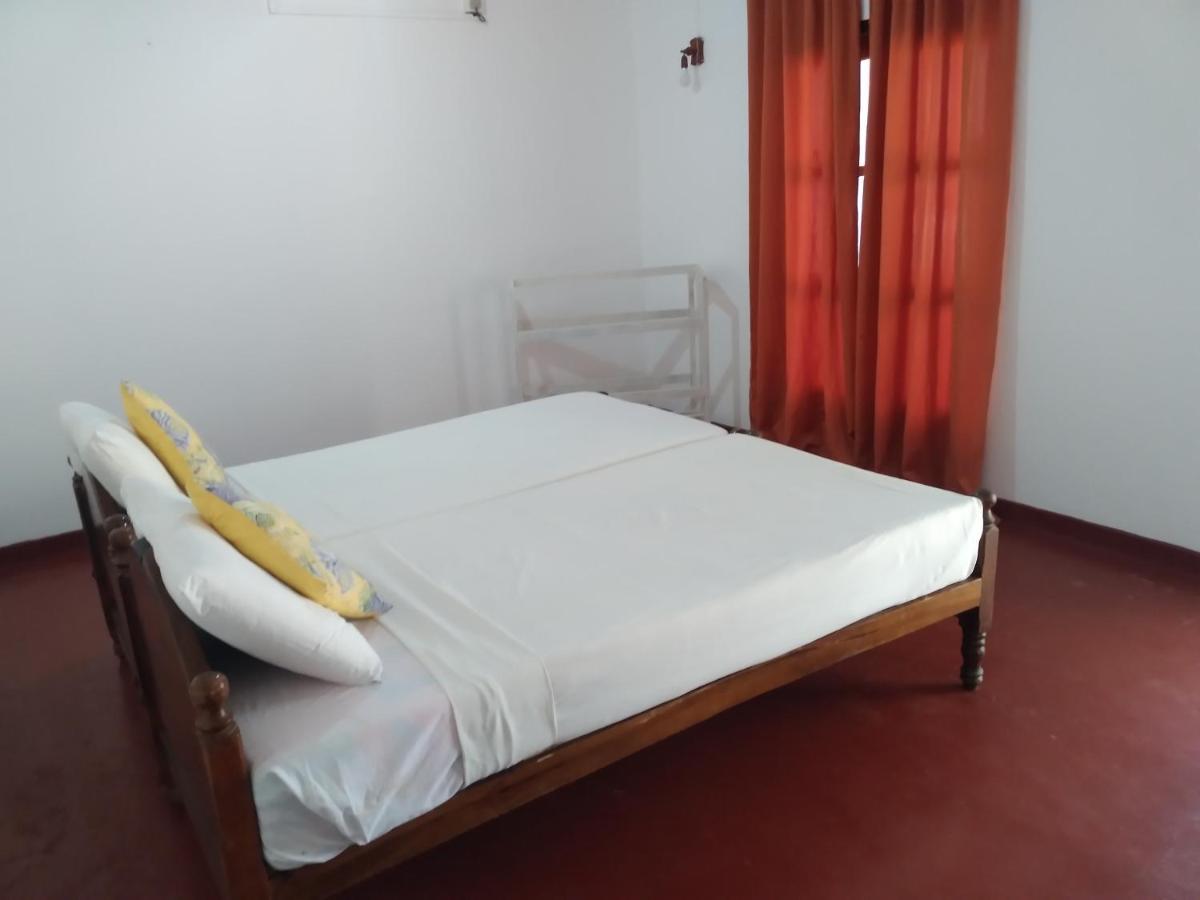 Happy Beach Guest House ฮัมบานโตตา ภายนอก รูปภาพ