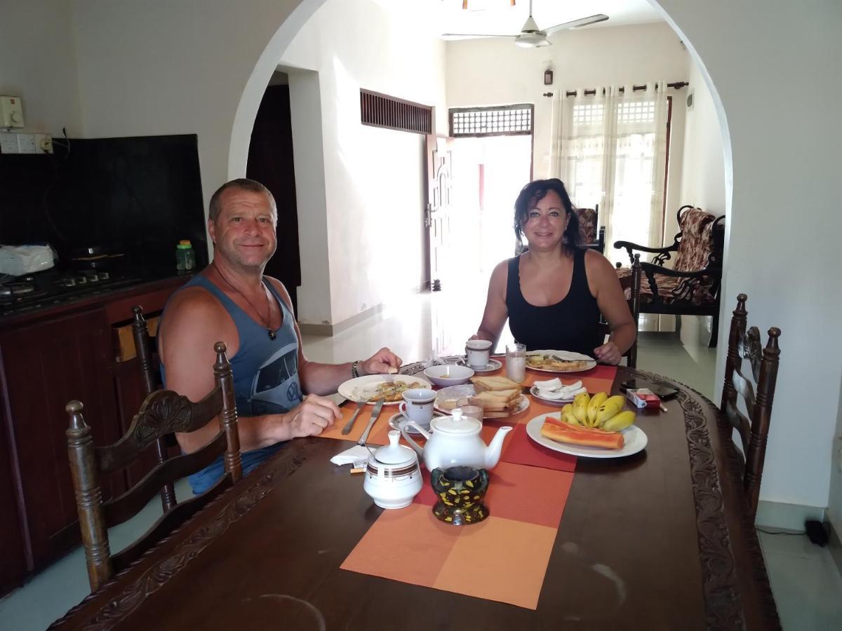 Happy Beach Guest House ฮัมบานโตตา ภายนอก รูปภาพ