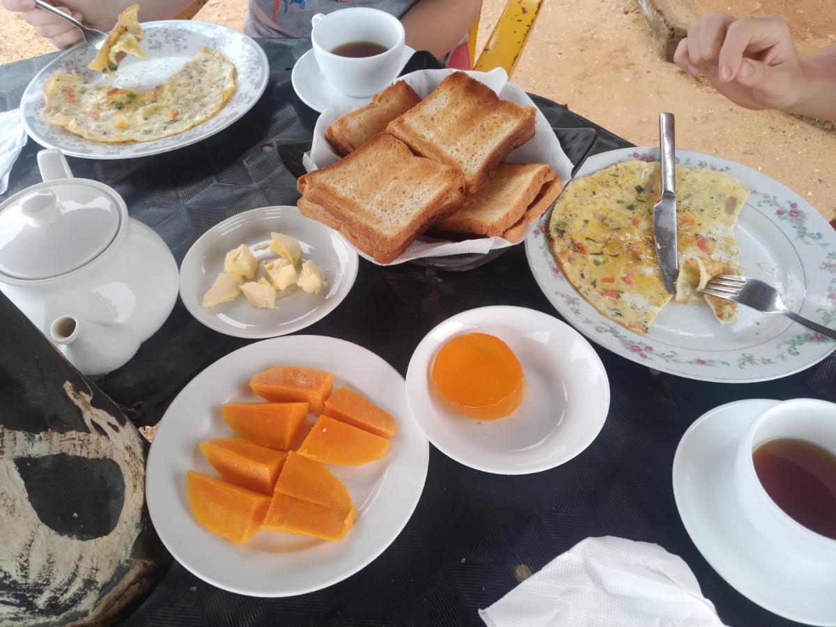 Happy Beach Guest House ฮัมบานโตตา ภายนอก รูปภาพ