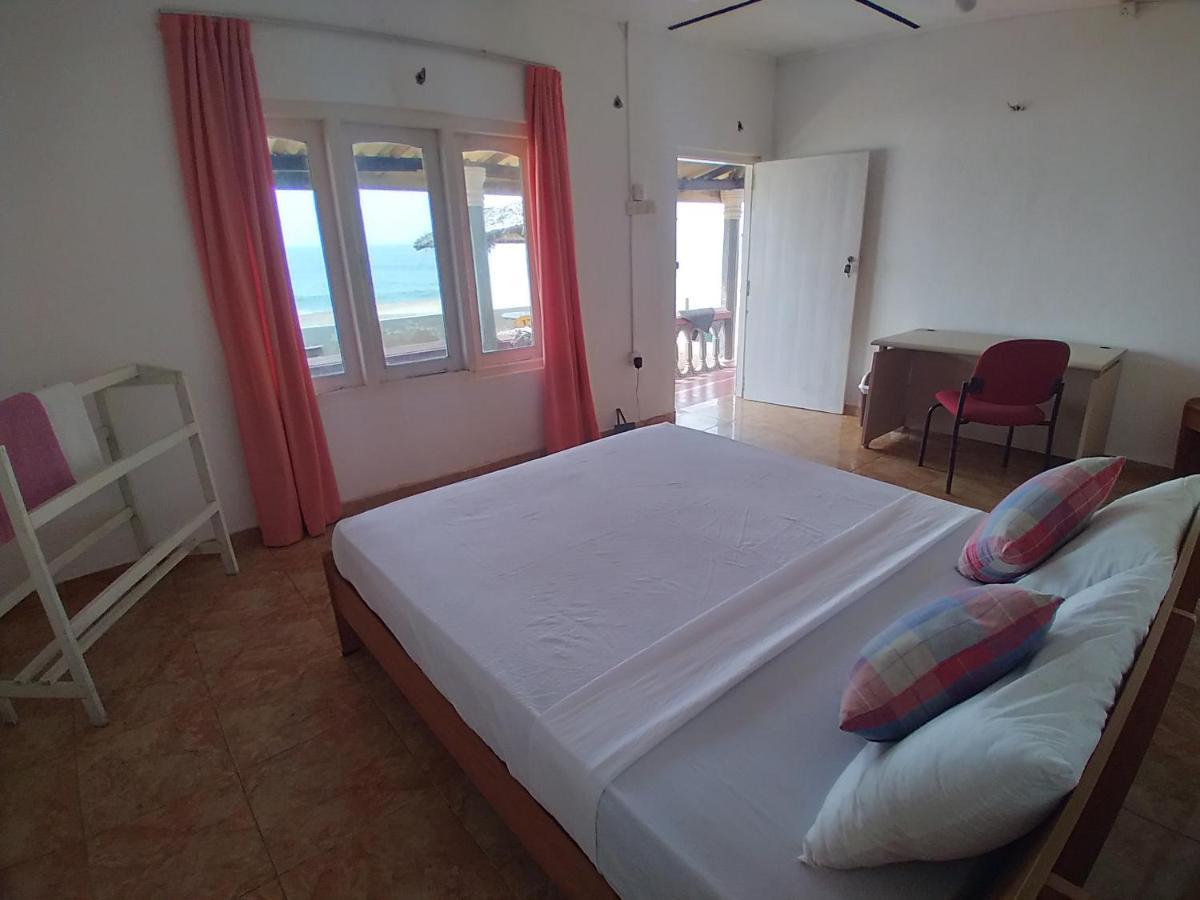 Happy Beach Guest House ฮัมบานโตตา ภายนอก รูปภาพ