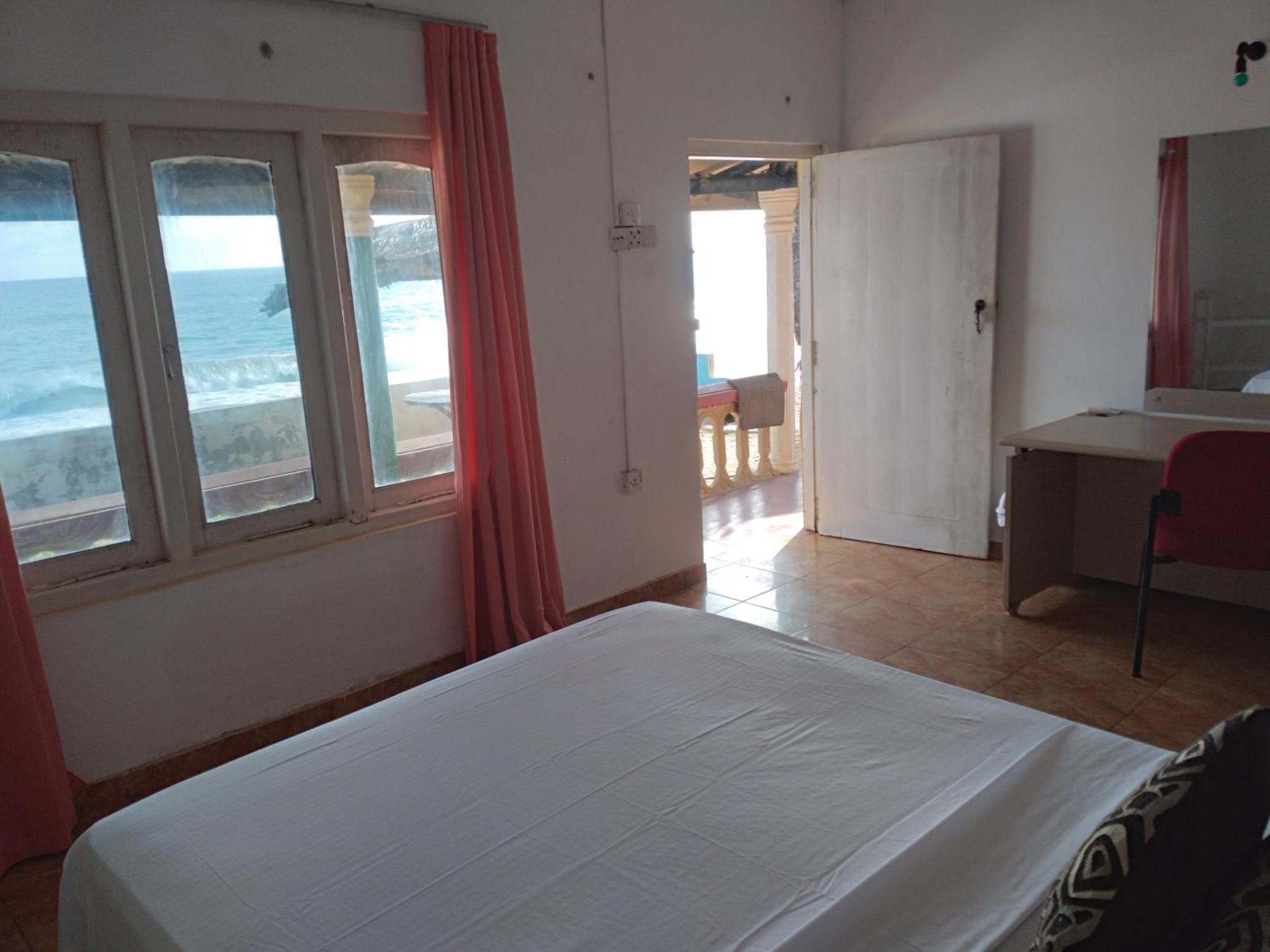 Happy Beach Guest House ฮัมบานโตตา ภายนอก รูปภาพ